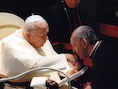 Paus Johannes Pauls II met de huidige paus, toen nog aartsbisschop Bergoglio.