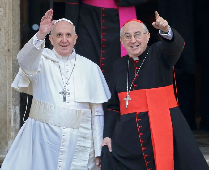 Kersvers paus Franciscus I naast kardinaal Agostino Vallini.
