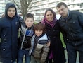 Het Turkse jongetje Yunus (midden) met zijn biologische ouders en broers op een foto gemaakt in januari 2013. De 9-jarige Yunus woont al sinds hij 5 maanden oud is bij het lesbische paar, maar dat stuit op verzet van zijn biologische moeder.