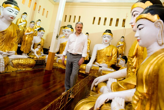Didier Reynders is op bezoek in Myanmar.