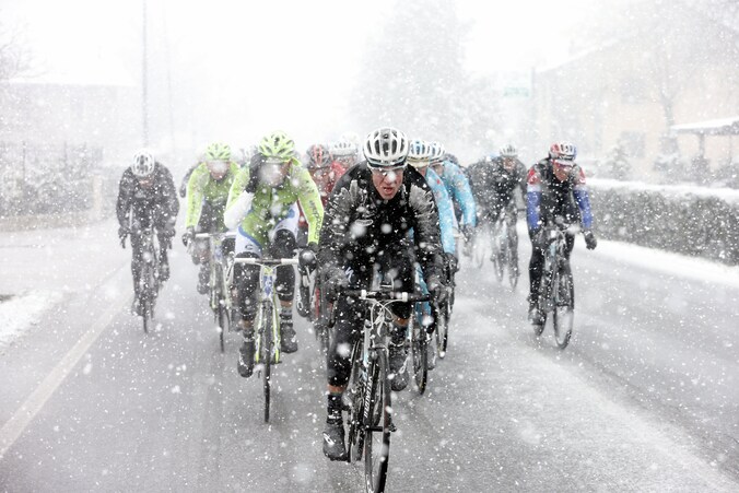 Een beeld uit Milaan-Sanremo van vorige zondag, waar de winter ook ongenadig hard toesloeg.