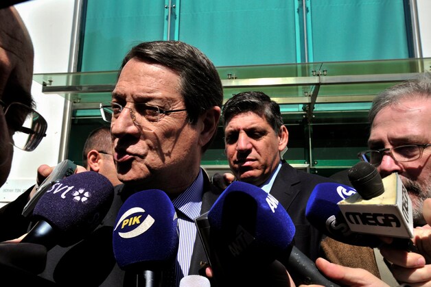 De Cypriotische president Nicos Anastasiades bij het verlaten van het parlement.
