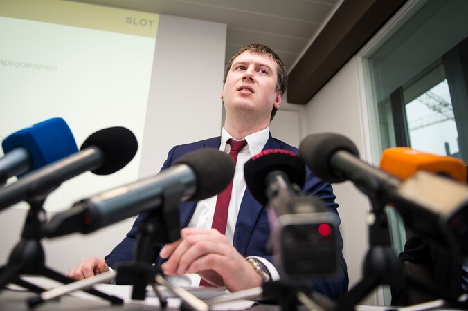 "Ik word toch niet betaald om mijn mond te houden?", zegt Peter Dedecker (N-VA)