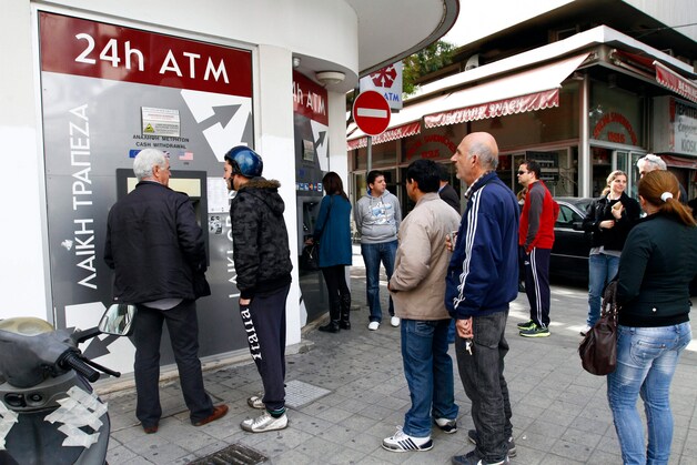 Het is lang aanschuiven aan de geldautomaten van de Cypriotische banken.