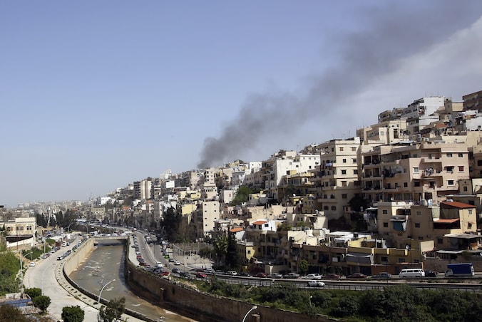 Rook komt de Bab el-Tebbaneh buurt in Tripoli, waar er een conflict was tussen voor- en tegenstanders van het Syrische regime