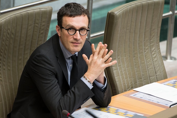 Vlaams onderwijsminister Pascal Smet is tevreden: "Met het extra geld dat nu is vrijgemaakt, komen we de gemaakte afspraken na".