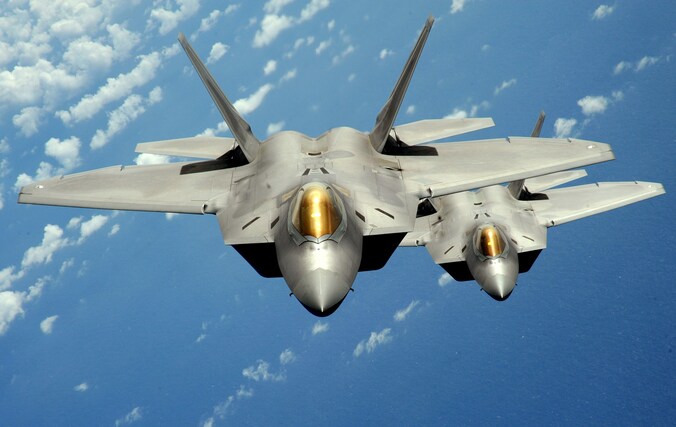Twee Amerikaanse F-22-jachtvliegtuigen.