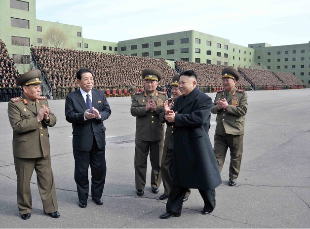De Noord-Koreaanse leider Kim Jong-un tijdens een fotosessie met leden van het leger in Pyongyang.