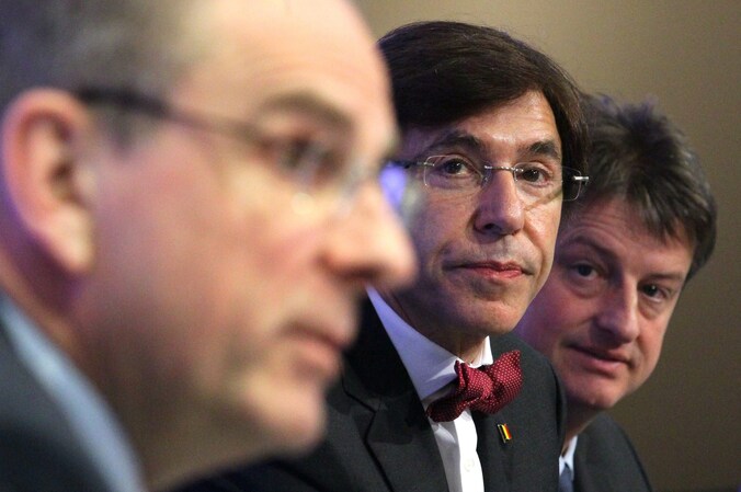 Minister van Financiën Koen Geens, premier Elio Di Rupo en Begrotingsminister Olivier Chastel.