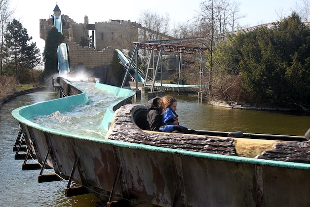 Duitse bezoeker verliest deel van vinger in waterattractie van Walibi ...