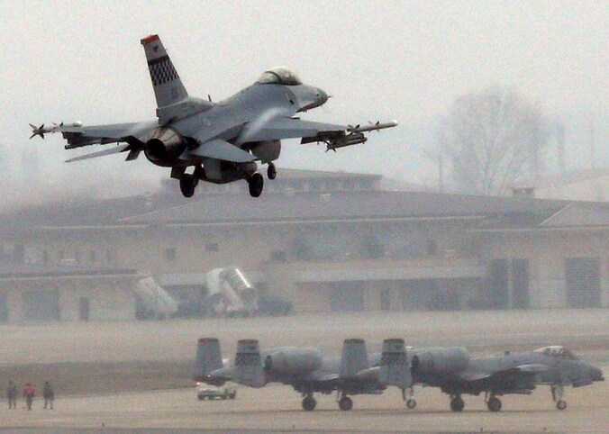 Een F-16 stijgt op vanop de Amerikaanse basis in Pyeongtaek in Zuid-Korea.