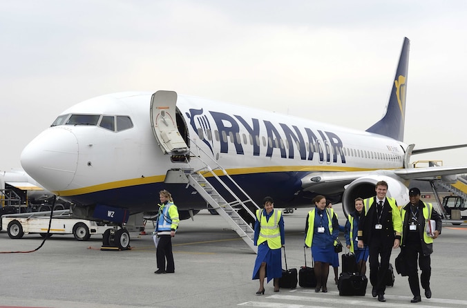 Personeel en toestel van Ryanair op Eindhoven Airport.