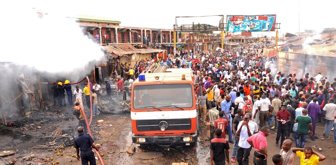 De brandweer rukt uit na een eerdere explosie in de Nigeriaanse plaats Jos, op 20 mei van dit jaar.