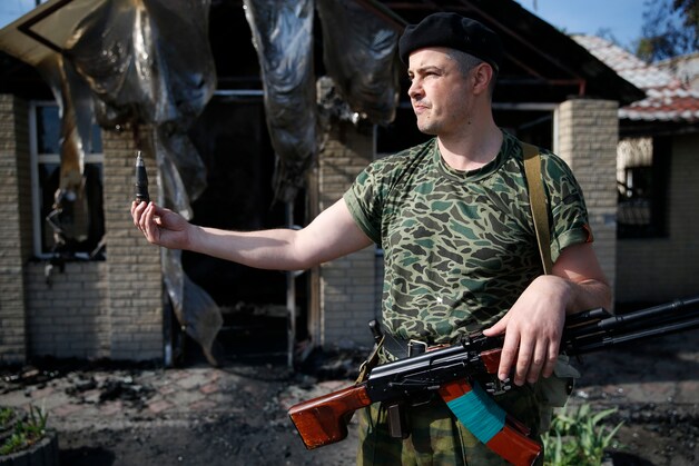 Een gewapende pro-Russische activist nabij de stad Slavjansk, in het oosten van Oekraïne.