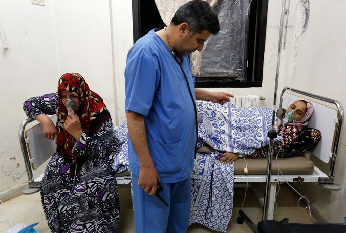 Slachtoffers van een gasaanval worden behandeld in een veldhospitaal in Kfar Zeita, in de Syrische provincie Hama.