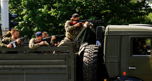 Pro-Russische militanten gisteren op weg naar het vliegveld van Donetsk.