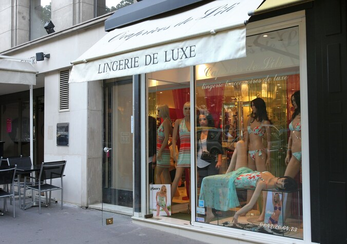 De prinses kocht deze Parijse exclusieve lingeriewinkel bijna leeg. De rekeningen bleven wel onbetaald.