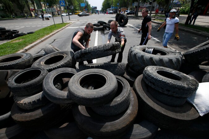 In Donetsk wordt een wegblokkade opgeworpen.