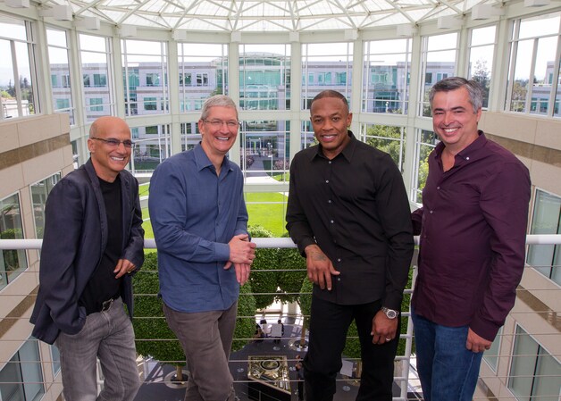Beats-stichter Jimmy Iovine (links), naast Apple-baas Tim Cook, Beats-medestichter Dr. Dre en Apple-vicepresident Eddy Cue.