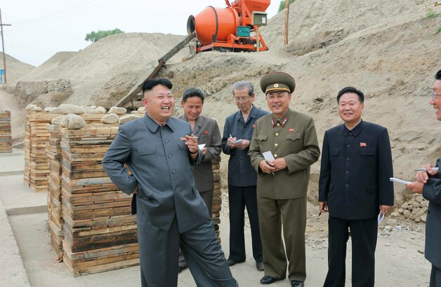 Kim Jong-un tijdens een werfbezoek.