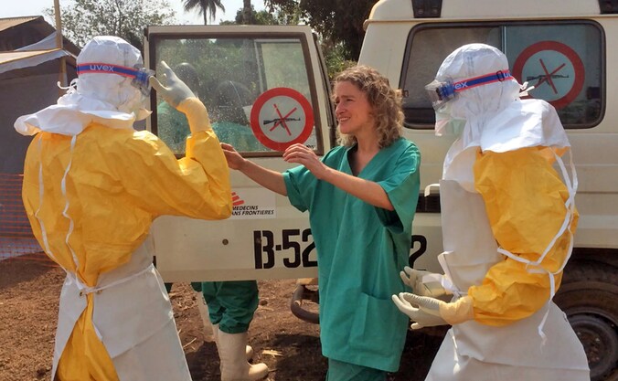 Gezondheidsmedewerkers in Guinee doen er alles aan om de verspreiding van het dodelijke ebolavirus tegen te gaan.