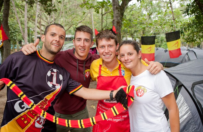 De Belgische vrijwilligers die op de camping werken, van l naar r: Kristof Van De Velde (28), Laurens Aerts (25), Gilles Van Der Kreeft (23) en Anne Chielens (23).
