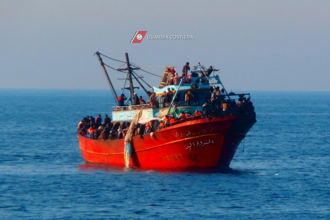 Bootvluchtelingen voor de Italiaanse kust.