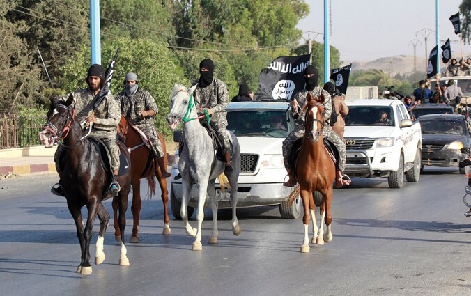 IS hield eind juni in het Syrische Raqqa een 'overwinningsparade' met buitgemaakt materieel.