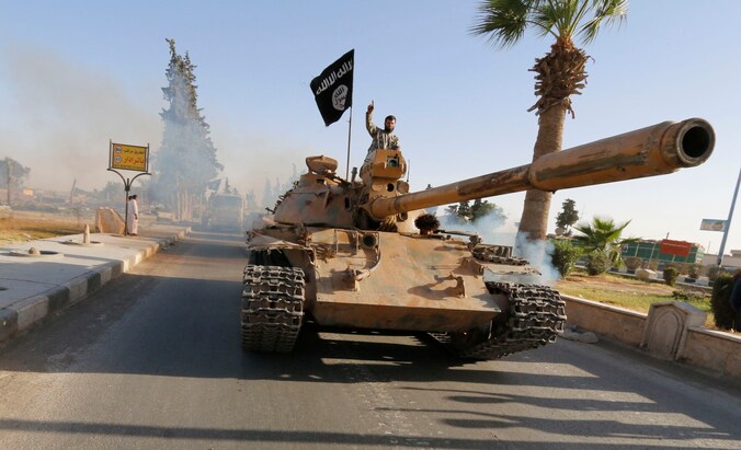 Een militant van de Islamistische Staat (IS) in de Sryische stad Raqqa.