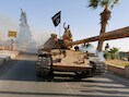 Een militant van de Islamistische Staat (IS) in de Sryische stad Raqqa.