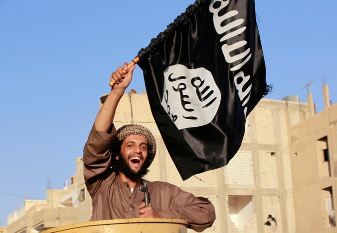 Een strijder van de ISIS deed zondag mee aan een soort militaire parade in de Syrische stad Raqqa.