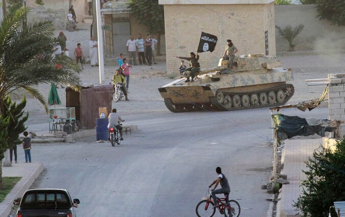 Een door IS buitgemaakte tank in Raqqa.