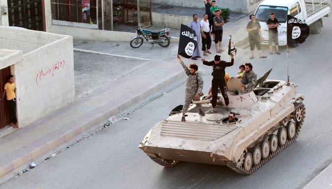 Archiefbeeld van een militaire parade van IS in Raqqa.