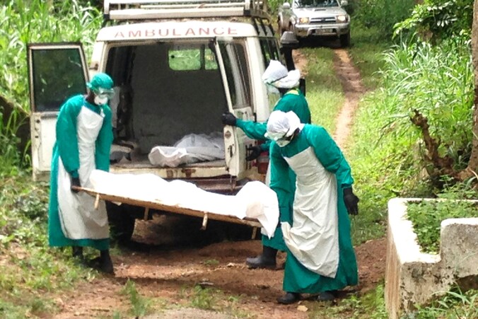 Een ebola-slachtoffer in Sierra Leone wordt weggedragen.