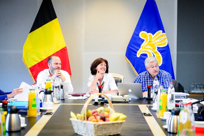 Brussels formatrice Laurette Onkelinx met Open Vld-onderhandelaar Guy Vanhengel (rechts).