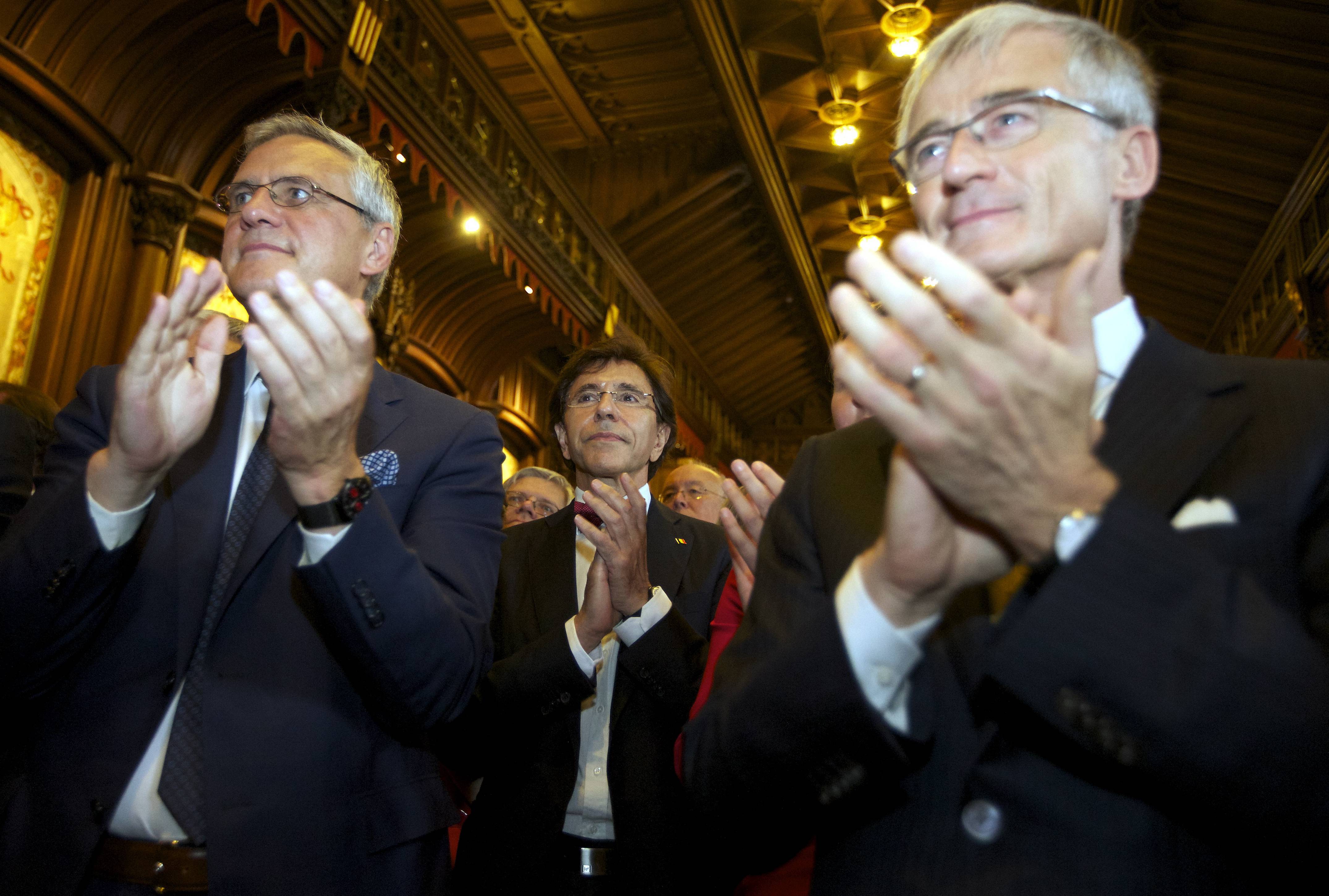Vlaamse onderhandelaars Kris Peeters (CD&amp;V) en Geert Bourgeois (N-VA) naast ontslagnemend premier Elio di Rupo (PS), vanmiddag op het Brusselse stadhuis.