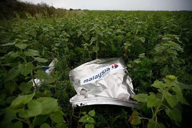 Brokstuk van het passagiersvliegtuig in een veld bij het dorpje Rozsypne.