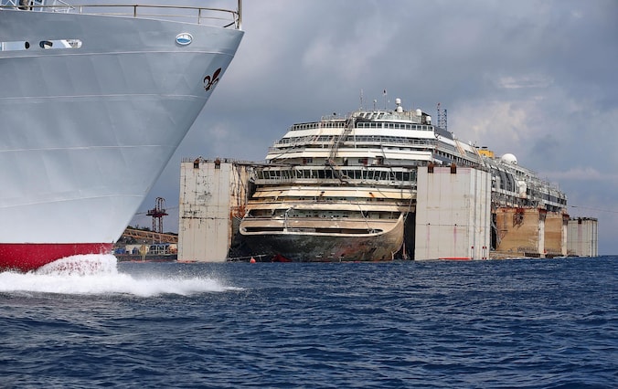 De Costa Concordia bij het rechttrekken voor het eiland Giglio.