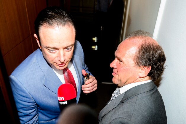 Bart De Wever en Philippe Muyters voor de aanvang van het partijbureau.
