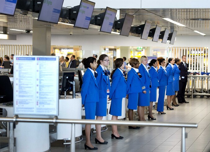 KLM-medewerkers houden een minuut stilte.