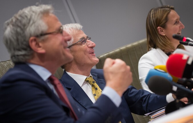 Lachende gezichten op de persconferentie over het regeerakkoord, maar volgens de BBL is dat akkoord een gemiste kans om klimaat- en milieudoelstellingen te verbinden aan economische groei.