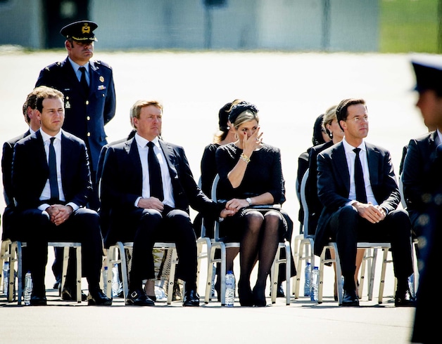De Nederlandse vice-premier Lodewijk Asscher, koning Willem-Alexander, koningin Maxima en premier Mark Rutte op de vliegbasis van Eindhoven