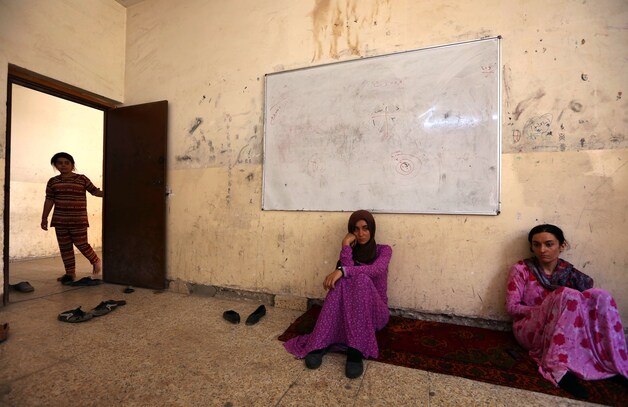 Gevluchte Yezidi vrouwen in een verlaten school in de stad Dohuk.