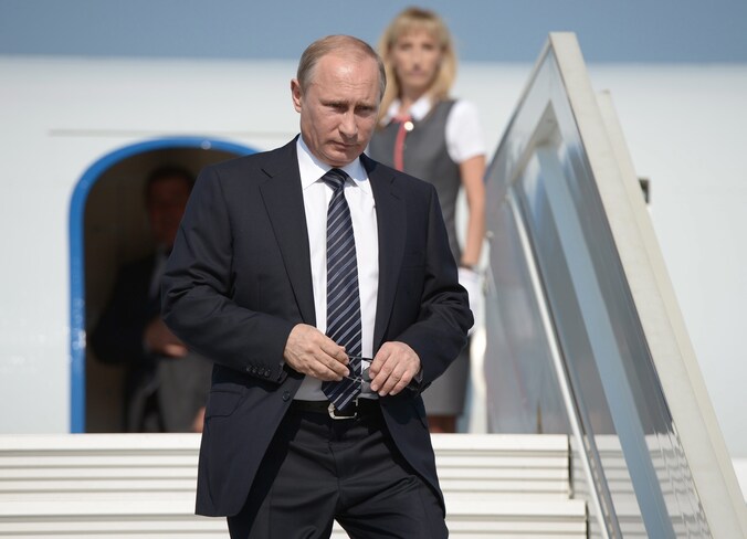 Vladimir Poetin tijdens zijn aankomst op het vliegveld in Belbek.