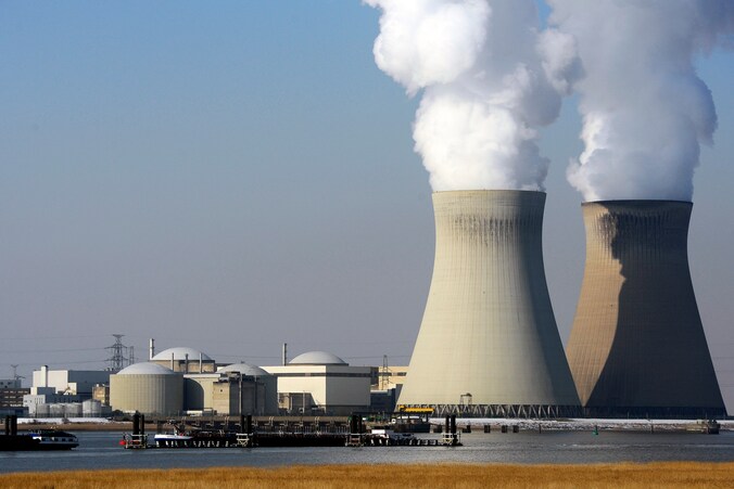 De kerncentrale van Doel (Beveren).