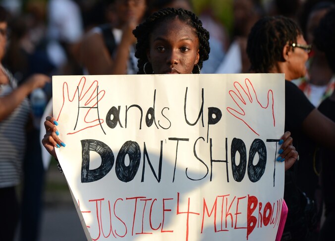 Nadat de agent een ongewapende zwarte tiener had doodgeschoten, braken rellen uit in Ferguson, Missouri.
