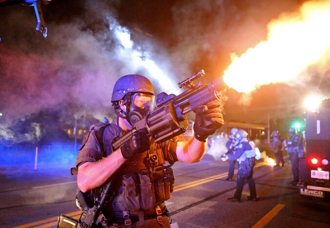 De oproerpolitie vuurt traangas af op demonstranten in Ferguson.