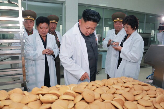 Kim Jong-un inspecteert broodjes.