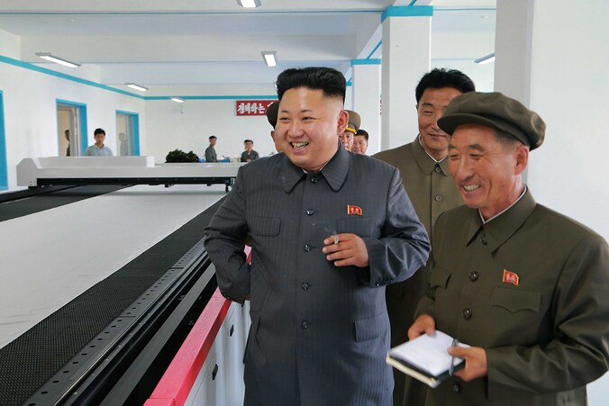 De Noord-Koreaanse leider Kim Jong-il krijgt een rondleiding in een fabriek.