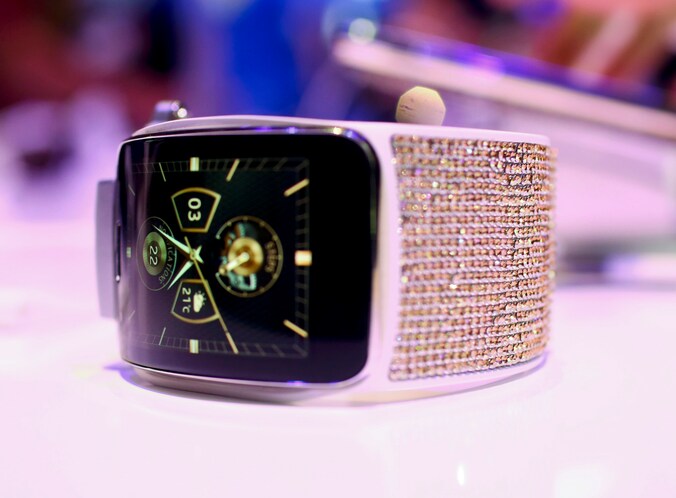 De Gear S smartwatch van Samsung met Swarovski-kristallen.
